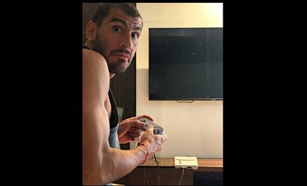 Nahuel Guzmán bromea con controles de Super Nintendo en eLiga MX