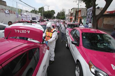 Taxistas sanitizan vehículos en Iztapalapa e Iztacalco