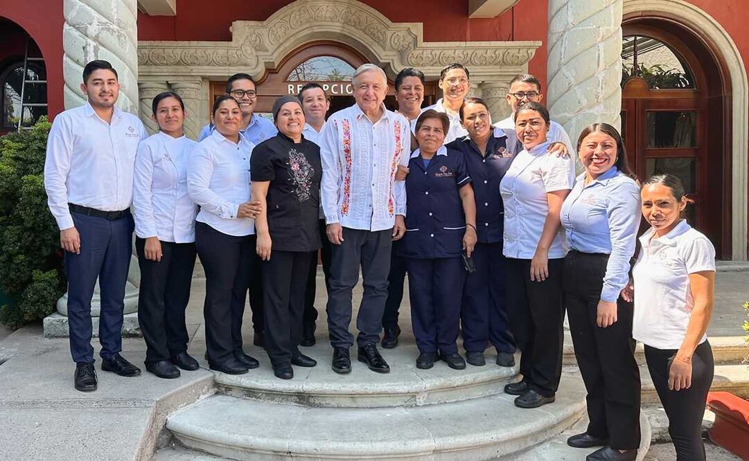 El Presidente posó junto a los empleados del hotel Misión San José, de Salina Cruz. Foto: Twitter @lopezobrador_