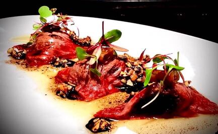 Ravioles de wagyu, ajo negro y puré de trufa 