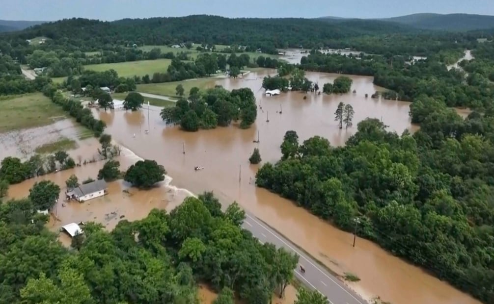 Una vista aérea muestra la magnitud de las inundaciones provocadas por las fuertes lluvias que dejaron comunidades aisladas y carreteras intransitables en Missouri. Foto: AP