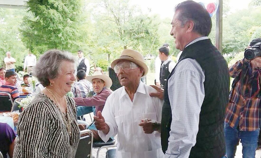 Celebración. El candidato independiente, Jaime Rodríguez Calderón, aprovechó para festejar a Cruz Ramos López, quien ayer cumplió 108 años. Foto: TOMADA DE TWITTER