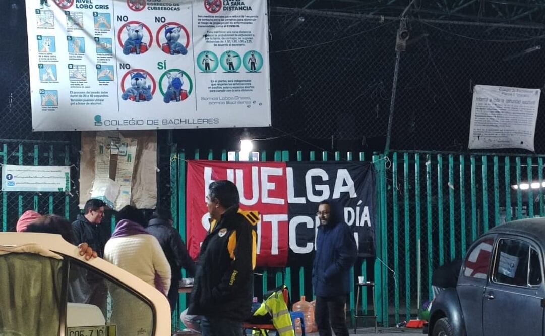 Trabajadores colocaron banderas rojinegras. Foto: Twitter @vialhermes