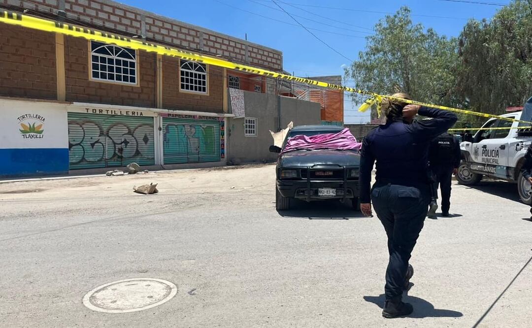 Las mujeres una de cerca de 30 años y 73 años, quedaron muertas dentro de una camioneta de color negro de modelo antiguo, en la calle Villa Nicolás Romero en el pueblo de El Rosario. Foto: Especial