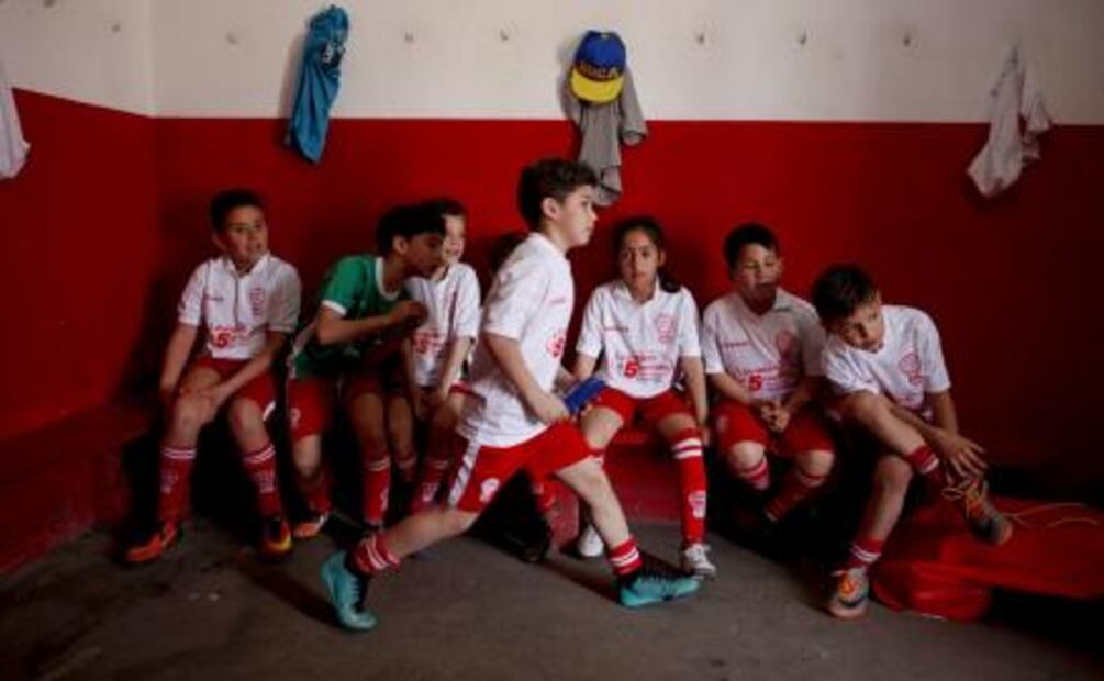 “Cande”, la niña argentina a la que le prohíben jugar futbol con niños