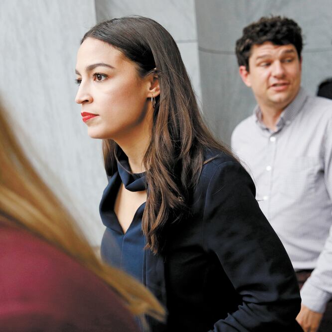 Legisladora. Alexandria Ocasio-Cortez, representante de Nueva York, ayer al dejar la Cámara Baja. PATRICK SEMANSKY. AP
