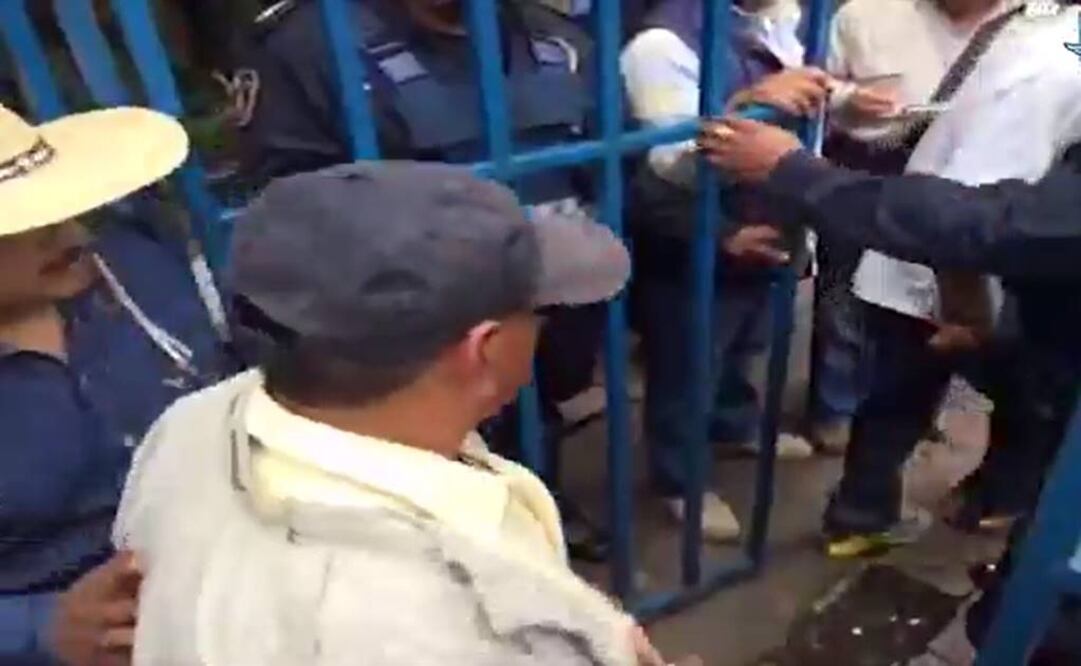 Ingresa comisión de la CNTE a Los Pinos