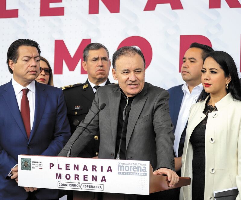 El secretario de Seguridad y Protección Ciudadana, Alfonso Durazo (centro), detalló que se despliegan equipos tecnológicos, no intrusivos, que les permitan revisar los vehículos que pasan de la Unión Americana a México. Foto: NOTIMEX