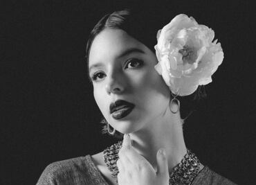 Ángela Aguilar luce labios negros, el tono ideal de la temporada