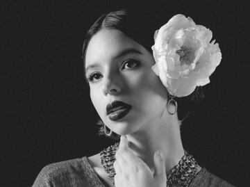 Ángela Aguilar luce labios negros, el tono ideal de la temporada