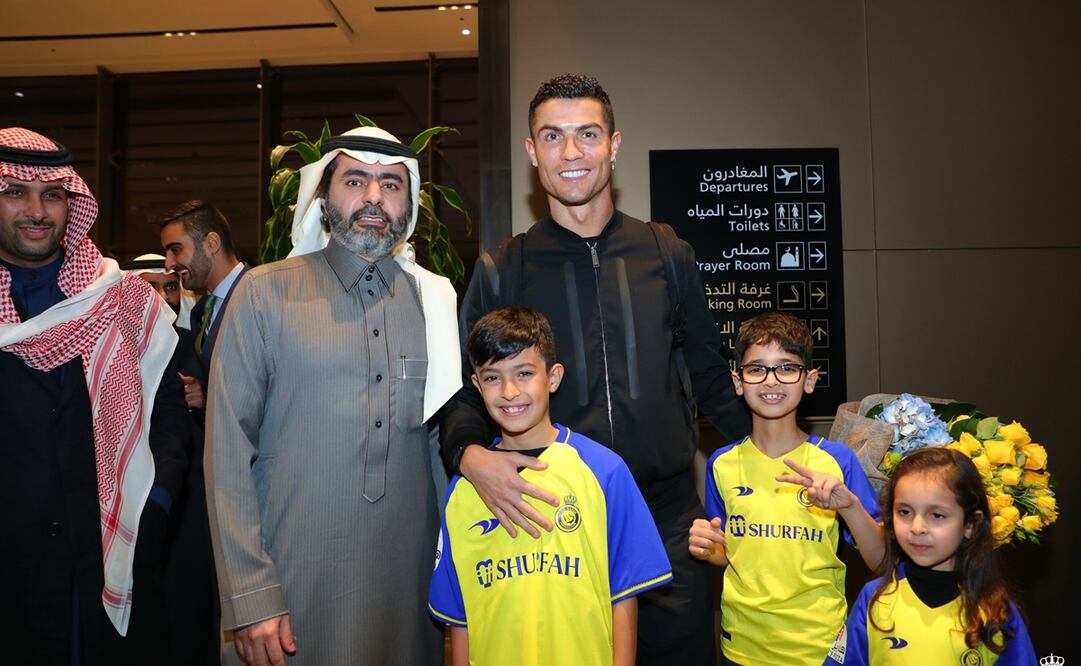 Ronaldo posa en su  llegada a Arabia / Foto: Al Nassr