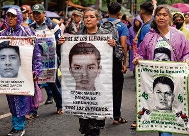 A 11 años de la desaparición de los 43 de Ayotzinapa padres marchan en la CDMX; “Ejército, un muro que se tendrá que derribar”