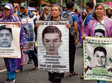 A 11 años de la desaparición de los 43 de Ayotzinapa padres marchan en la CDMX; “Ejército, un muro que se tendrá que derribar”