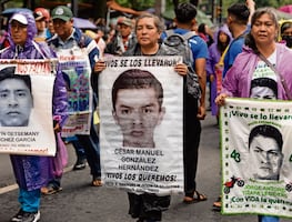 A 11 años de la desaparición de los 43 de Ayotzinapa padres marchan en la CDMX; “Ejército, un muro que se tendrá que derribar”