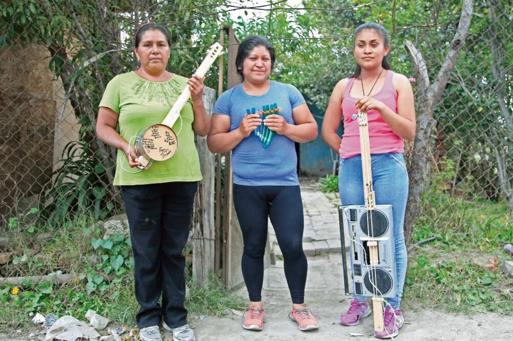 Habitantes de la comunidad Compuertas, en el Estado de México, han aprendido a hacer instrumentos y a tocarlos guiados por los integrantes de la Orquesta Basura y de la organización latinoamericana Techo (FOTO: IRVIN OLIVARES. EL UNIVERSAL)