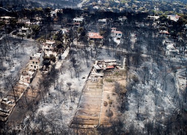 Suman 80 muertos y decenas de desaparecidos por incendios en Grecia
