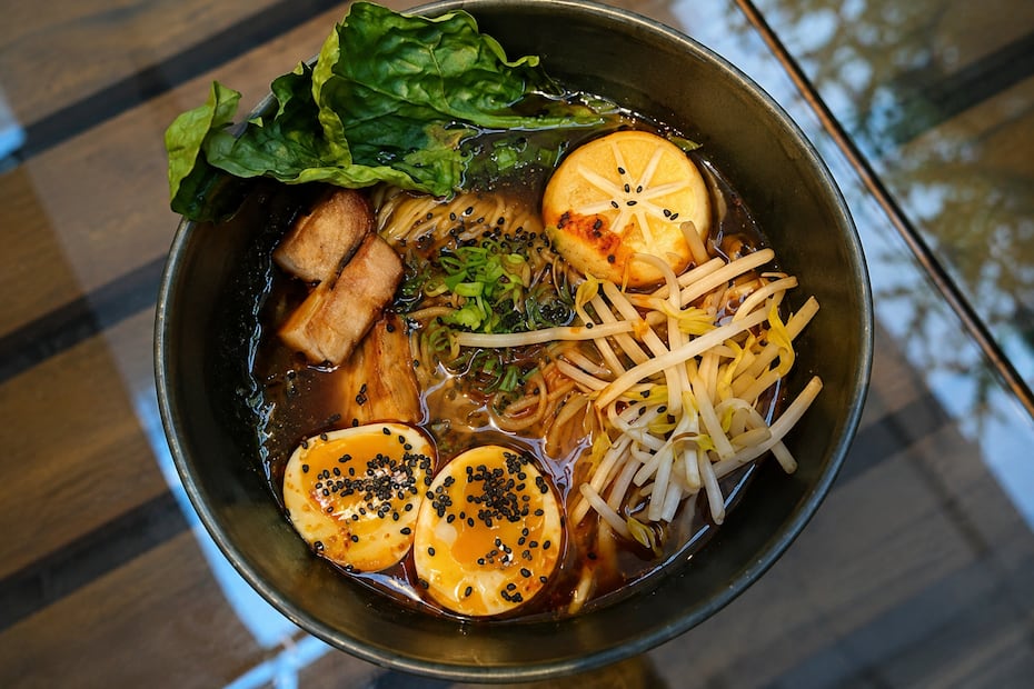 Fideos, caldo y verduras encontrarás en el ramen. Foto: Instagram @momiji_mx