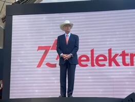 Con sombrero blanco, Salinas Pliego lamenta asesinato de Carlos Manzo; “qué puede ser más importante que eso”, dice