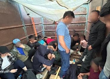 Rescatan a 63 migrantes que viajaban en caja de camión de carga en Chihuahua