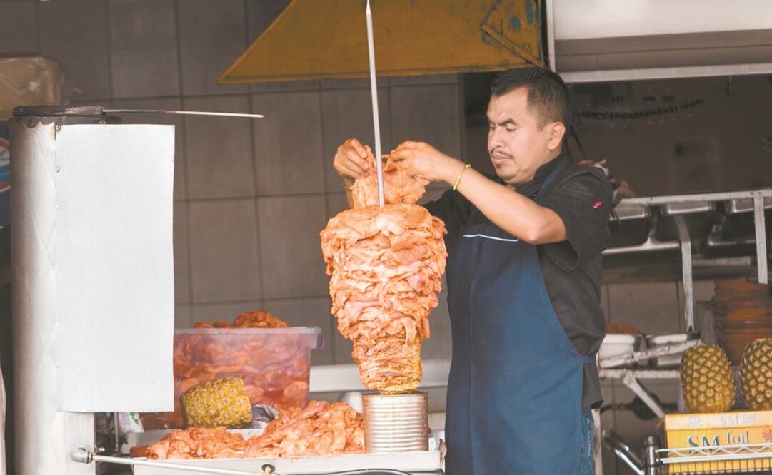 Los negocios deberán dar servicio con mesas al aire libre, las cuales tienen que estar a 1.5 metros de distancia entre cada una. Foto: CUARTOSCURO