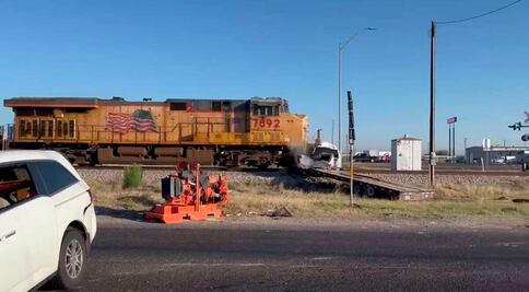 VIDEO: Choque fatal en Texas; tras colisión de vehículos uno terminó sobre las vías y fue destrozado por un tren