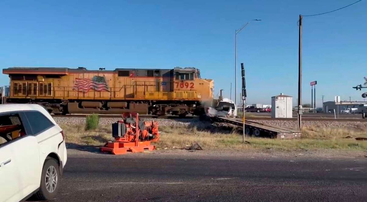 El momento en el que un tren embiste a un vehículo luego de un fatal choque en Texas, Estados Unidos. Foto: Courtesy of Odessa Fire Rescue