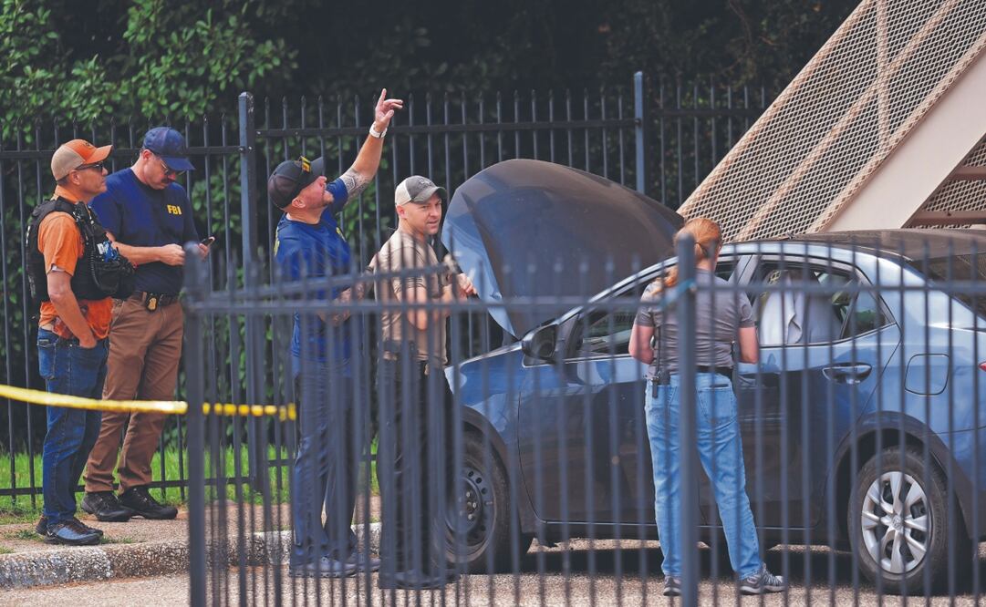 Agentes registran un vehículo cerca de donde se produjo un tiroteo en una oficina del Servicio de Inmigración y Control de Aduanas en Dallas. Foto: de Julio Cortez. AP