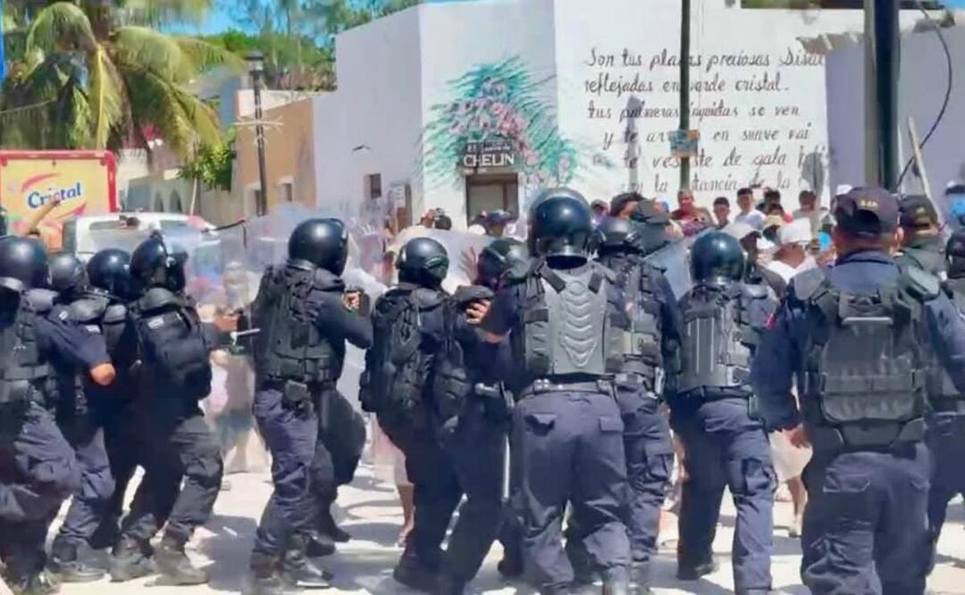 Con palos y piedras, pobladores de Sisal, Yucatán se enfrentan con policías tras clausura de terrero para establecer sus viviendas (11/03/2025). Foto: Especial