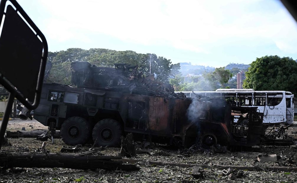 Un vehículo interceptor de misiles quedó calcinado en la base aérea La Carlota de Caracas, tras el ataque de EU.  Foto: Federico Parra / AFP