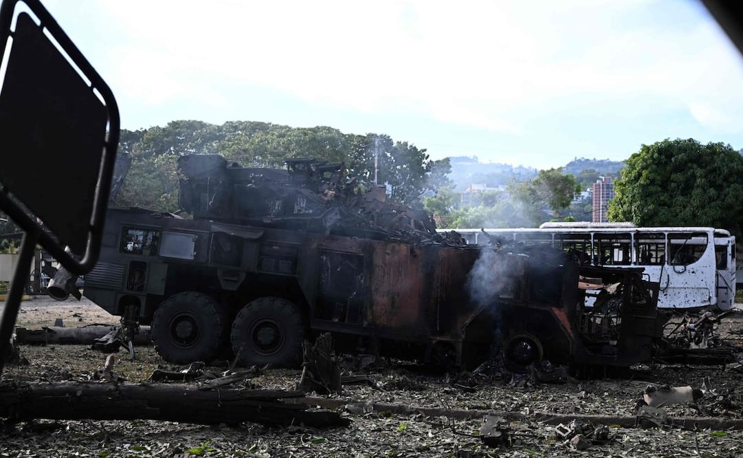 Un vehículo interceptor de misiles quedó calcinado en la base aérea La Carlota de Caracas, tras el ataque de EU.  Foto: Federico Parra / AFP