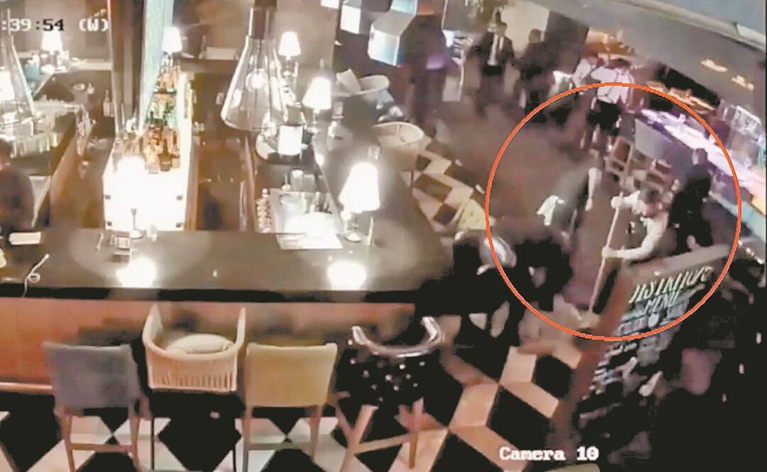 En uno de los videos se observa cómo el personal del bar comienza a limpiar el piso de la zona de mesas, luego del ataque al exgobernador. Foto: Captura de video