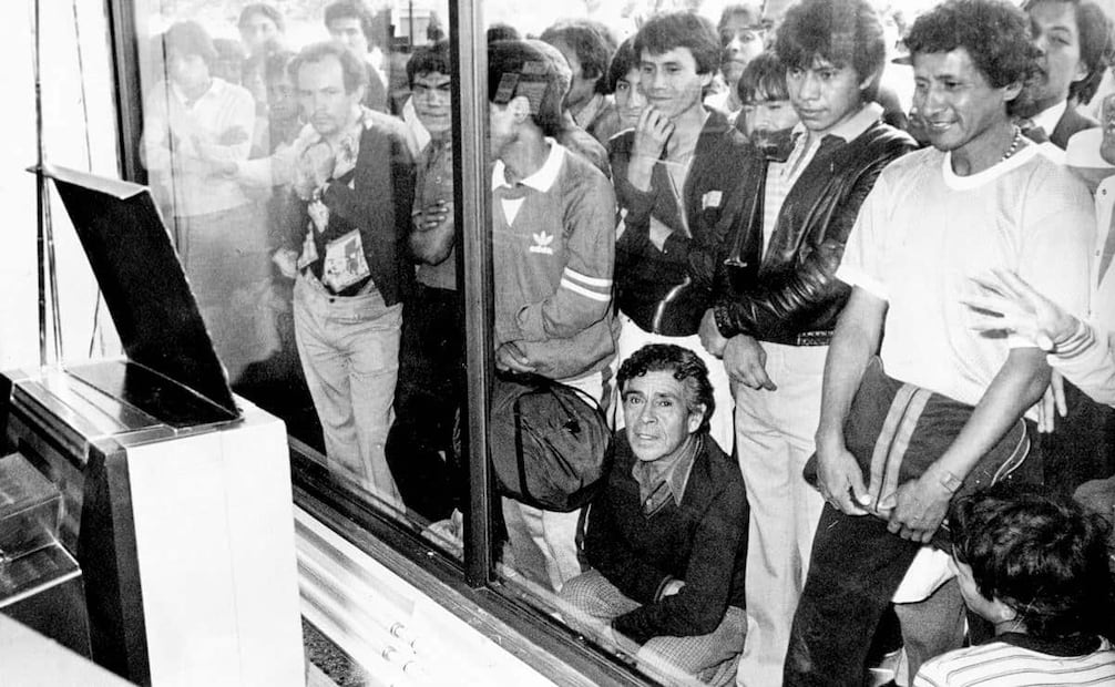 Aficionados congregados frente a un aparador, aprovechando los televisores en venta para ver el partido de la Selección Mexicana contra Bélgica, el 3 de junio de 1986. Foto: Leo Morales/Archivo EL UNIVERSAL.