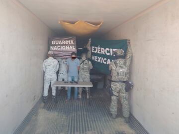 Detienen tráiler con vehículos robados y armas en Sonora; operativo Frontera Segura detecta cargamento ilegal