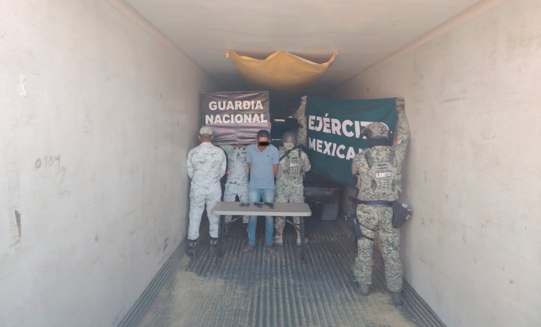 Detienen tráiler con vehículos robados y armas en Sonora; operativo Frontera Segura detecta cargamento ilegal. Foto: Especial