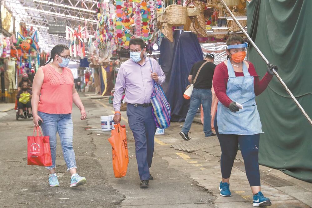 Locatarios y compradores en el mercado Jamaica, donde es obligatorio el cubrebocas. Foto: DIEGO SIMÓN SÁNCHEZ. EL UNIVERSAL
