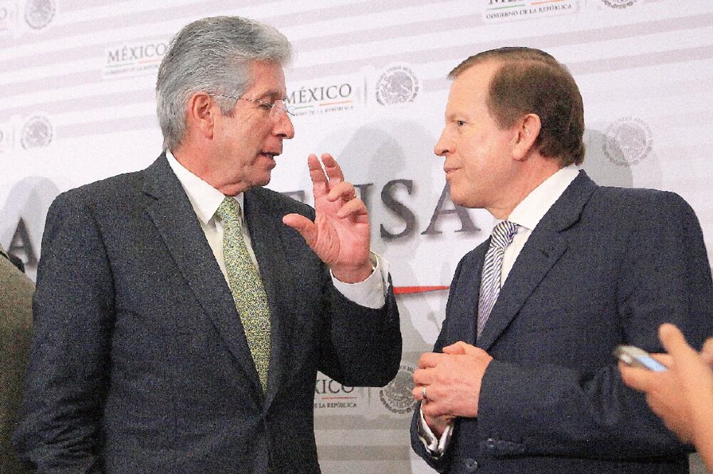 Gerardo Ruiz Esparza, titular de la SCT, y Manuel Ángel Núñez Soto, ex director del Grupo Aeroportuario, en imagen del pasado 5 de septiembre (ARCHIVO EL UNIVERSAL)