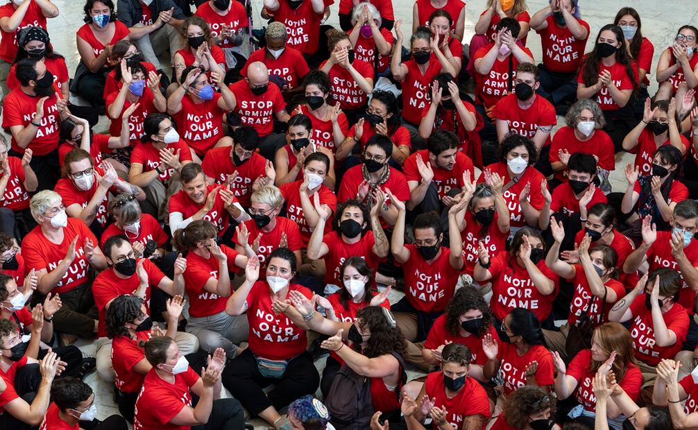 Manifestantes llevaban pancartas con los lemas "los judíos dicen al Congreso: detengan el envío de armas a Israel" o "nadie es libre hasta que todos sean libres". Foto: AP/J. Scott Applewhite