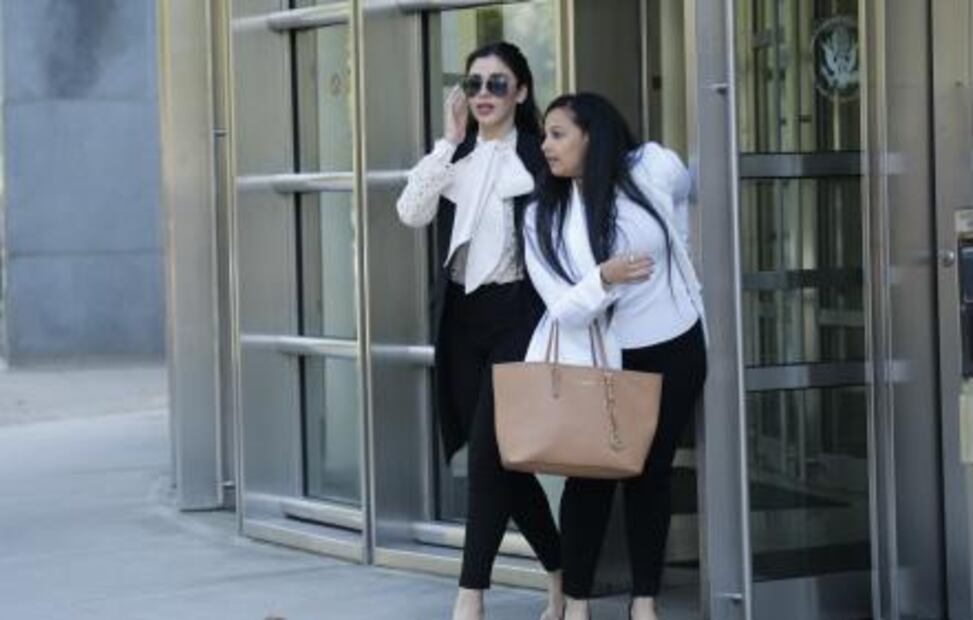 Acude Emma Coronel a juicio de "El Chapo"