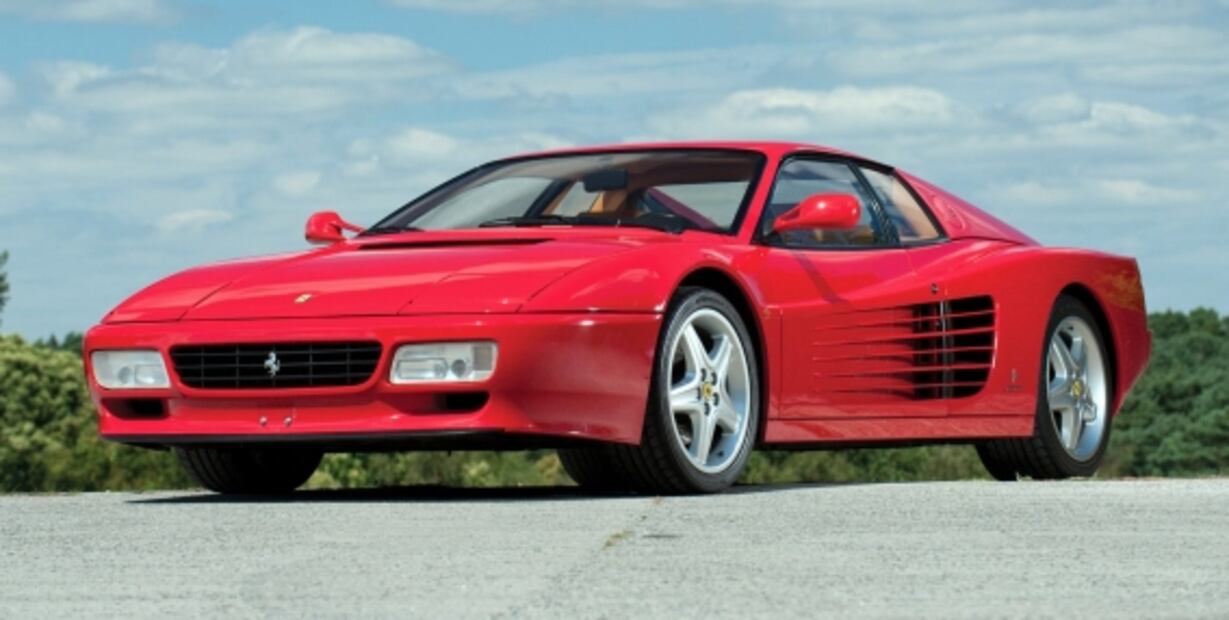 Abuelito de 82 años estrella su Ferrari contra una tienda durante las compras navideñas