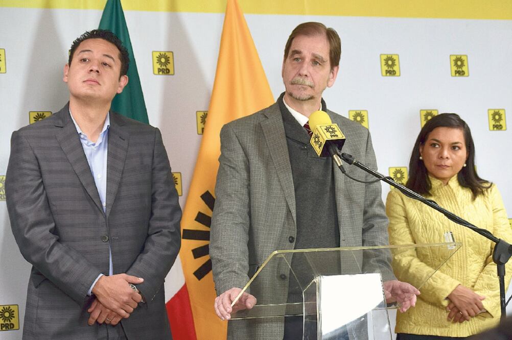 Ángel Ávila, presidente del Consejo del PRD; Agustín Basave, presidente nacional, y Beatriz Mojica, secretaria general del partido (JACQUELINE SILVA. EL UNIVERSAL)