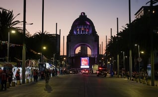 Con pelucas moradas y pancartas, fans de Shakira toman el Monumento de la Revolución; crece la expectativa por concierto