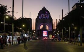 Con pelucas moradas y pancartas, fans de Shakira toman el Monumento de la Revolución; crece la expectativa por concierto