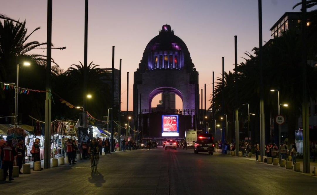 Decenas de fans de Shakira se reúnen en Monumento a la Revolución para disfrutar su concierto gratuito (01/03/2026). Foto: Santiago Cadena / EL UNIVERSAL