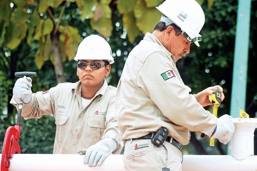 El CEESP destacó el recorte de 100 mil millones de pesos en Pemex, quien no ha podido incrementar sus niveles de producción (ARCHIVO EL UNIVERSAL)