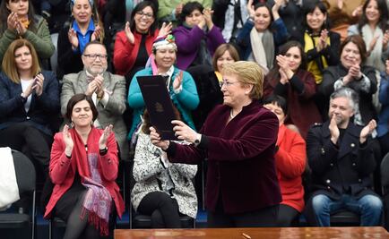 ​Promulga Bachelet ley que despenaliza el aborto en Chile