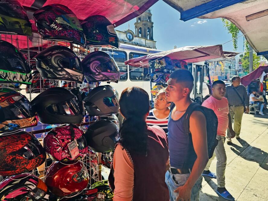 En el primer día de vigencia de las nuevas modificaciones en el reglamento de tránsito para motociclistas las ventas de cascos se han incrementado hasta en 30%, “se me hace bien porque es por nuestra seguridad”, dice conductor. Foto: Jorge Alejandro Medellín | El Universal