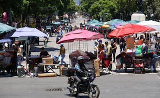 Ambulantes de la Alameda bloquean Eje Central y Av. Juárez para exigir espacios; no hay capacidad, dice Secretaría de Gobierno capitalina 