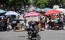 Ambulantes de la Alameda bloquean Eje Central y Av. Juárez para exigir espacios; "no hay capacidad", dice Segob CDMX