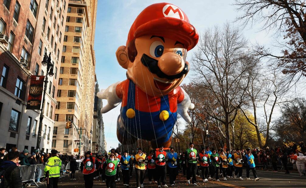 El globo de Super Mario se une al 99.° Desfile del Día de Acción de Gracias de Macy's mientras avanza por Manhattan hacia la tienda insignia de Macy's el 27 de noviembre de 2025, en la ciudad de Nueva York. Foto: AFP