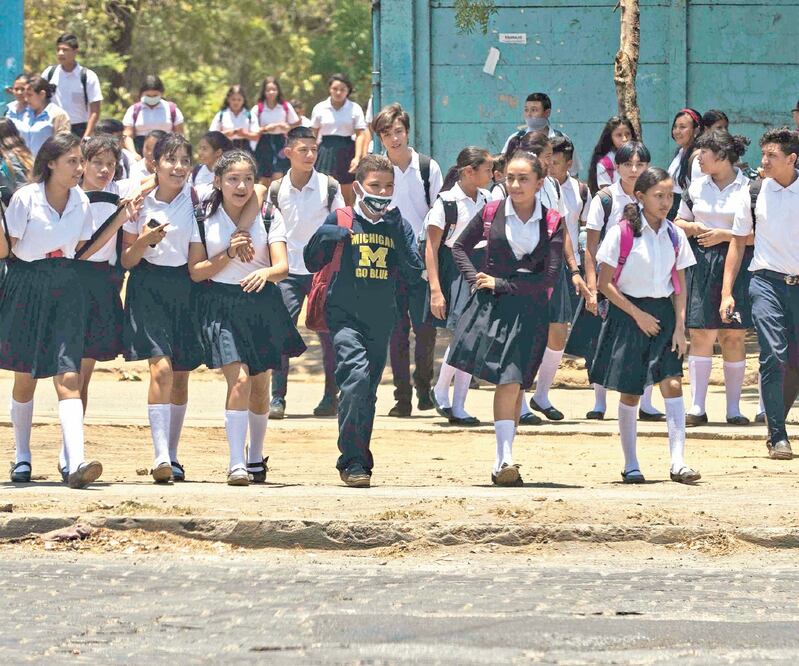 Estudiantes nicaragüenses, tras el primer día de regreso a clases. Pese al coronavirus, el gobierno no ha emitido restricciones. JORGE TORRES. EFE